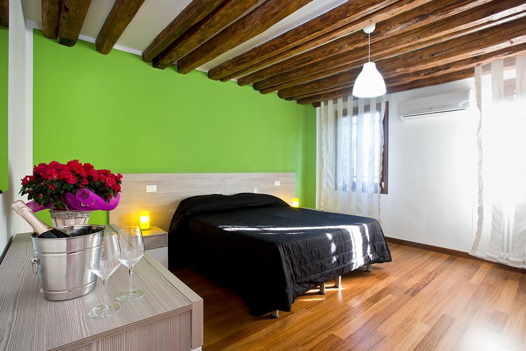 Good Wine Apartments Венеция Стая снимка